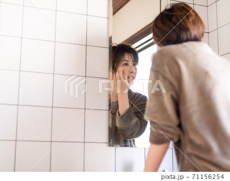 洗面所に女性がいる 71156254