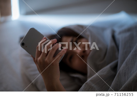 寝室にいる女性 71156255