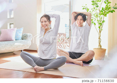 リビングでオンラインヨガをする夫婦 71156630