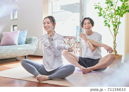 リビングでオンラインヨガをする夫婦 71156633
