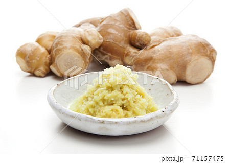 白バックの生姜と生姜のすり下ろし 71157475