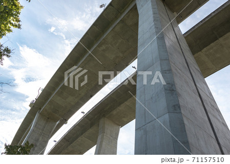 高速道路の支柱 71157510