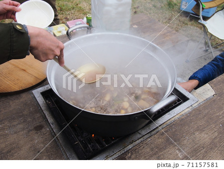 野外での芋煮会 71157581