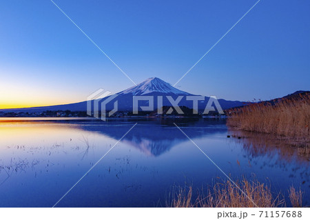 夜明けの河口湖 山梨県富士河口湖町大石公園にて 夜明けの河口湖 山梨県富士河口湖町大石公園にて 71157688