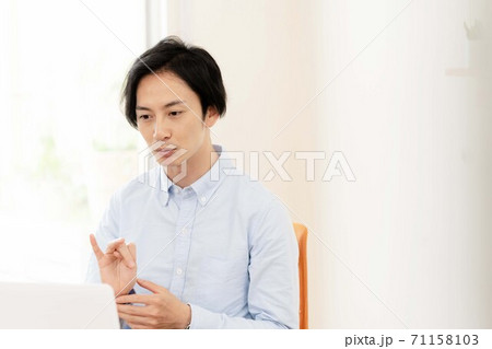 リモートミーティングをする男性 71158103