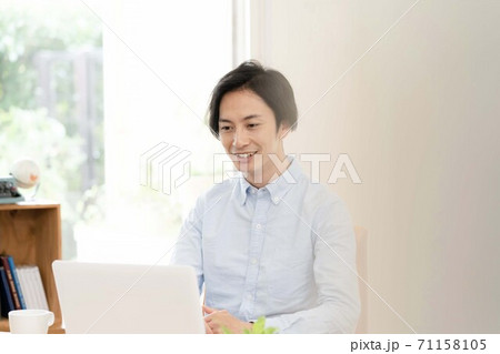 リモートミーティングをする男性 71158105