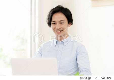 リモートミーティングをする男性 71158109