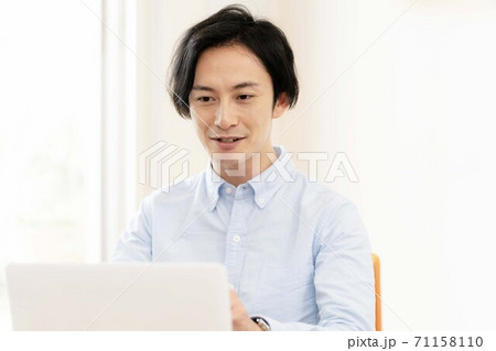 リモートミーティングをする男性 71158110