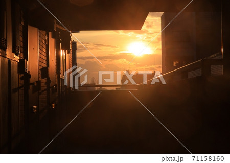 夕日に染まる寂しげなマンション 夕日に染まる寂しげなマンション 71158160