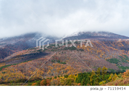 晩秋の七ヶ宿から見た不忘山　宮城県七ヶ宿町 71159454