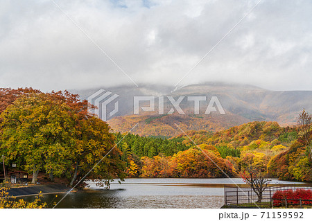 晩秋の長老湖と不忘山 宮城県七ヶ宿町 晩秋の長老湖と不忘山 宮城県七ヶ宿町 71159592