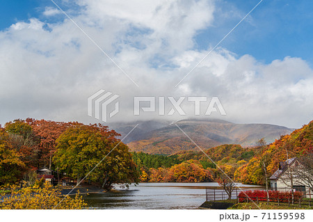 晩秋の長老湖と不忘山 宮城県七ヶ宿町 晩秋の長老湖と不忘山 宮城県七ヶ宿町 71159598
