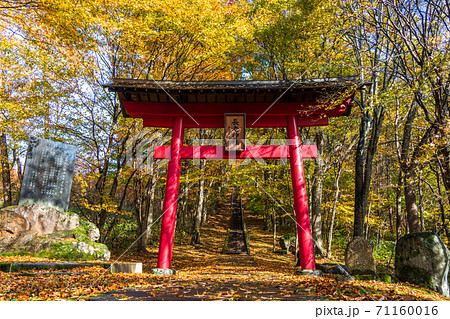 雨上がりの長老神社の風景 紅葉 宮城県七ヶ宿町 雨上がりの長老神社の風景 紅葉 宮城県七ヶ宿町 71160016