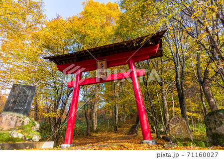 雨上がりの長老神社の風景 紅葉 宮城県七ヶ宿町 雨上がりの長老神社の風景 紅葉 宮城県七ヶ宿町 71160027
