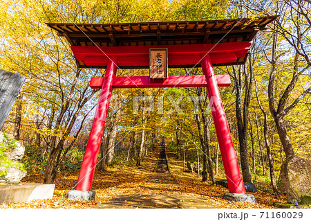 雨上がりの長老神社の風景 紅葉 宮城県七ヶ宿町 雨上がりの長老神社の風景 紅葉 宮城県七ヶ宿町 71160029