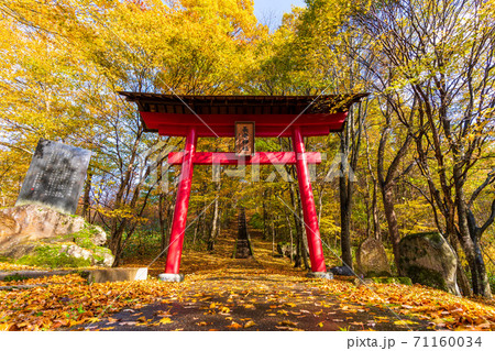 雨上がりの長老神社の風景 紅葉 宮城県七ヶ宿町 雨上がりの長老神社の風景 紅葉 宮城県七ヶ宿町 71160034