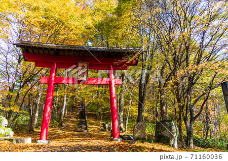 雨上がりの長老神社の風景 紅葉 宮城県七ヶ宿町 雨上がりの長老神社の風景 紅葉 宮城県七ヶ宿町 71160036