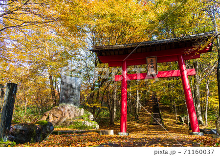雨上がりの長老神社の風景 紅葉 宮城県七ヶ宿町 雨上がりの長老神社の風景 紅葉 宮城県七ヶ宿町 71160037