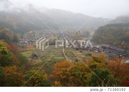 雨の白川郷展望台から 71160192