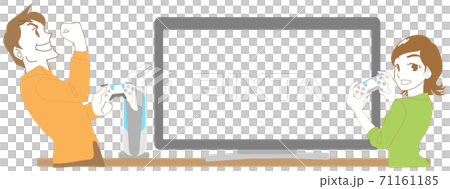 大型テレビで新型ゲームを楽しそうに遊ぶカップル 71161185