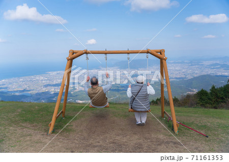 天空のブランコに乗った幸せそうな老夫婦 天空のブランコに乗った幸せそうな老夫婦 71161353