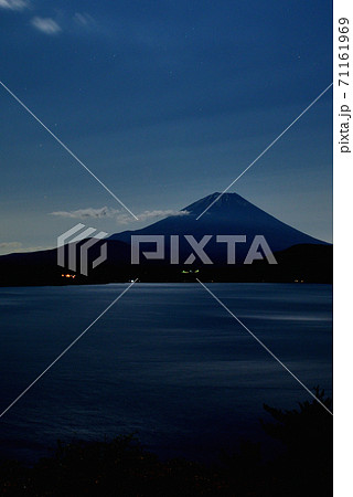 秋の本栖湖からの富士山と星 夜景 秋の本栖湖からの富士山と星 夜景 71161969