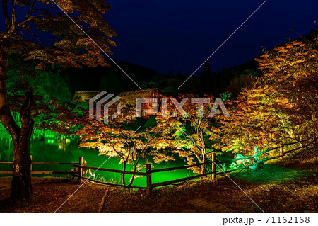 岐阜県高山市　飛騨の里　紅葉ライトアップ 71162168