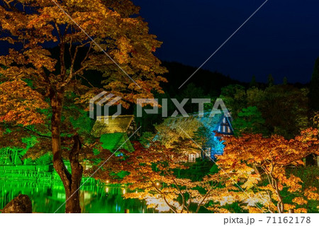 岐阜県高山市 飛騨の里 紅葉ライトアップ 岐阜県高山市 飛騨の里 紅葉ライトアップ 71162178