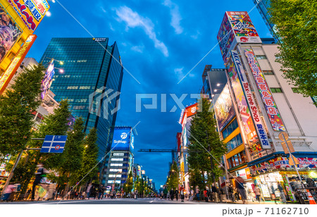 日本の東京都市景観 コロナ禍の東京・秋葉原。日曜日のこの日、マスク姿の人たちであふれた＝11月1日 71162710