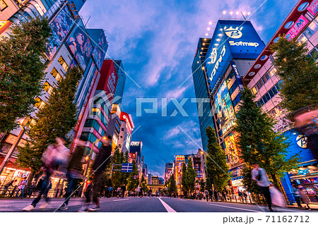 日本の東京都市景観 コロナ禍の東京・秋葉原。日曜日のこの日、マスク姿の人たちであふれた＝11月1日 71162712