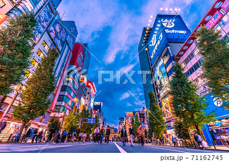 日本の東京都市景観 コロナ禍の東京・秋葉原。日曜日のこの日、マスク姿の人たちであふれた＝11月1日 71162745