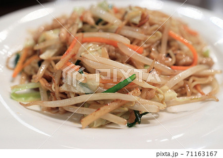おいしい野菜たっぷりの上海焼きそば 71163167