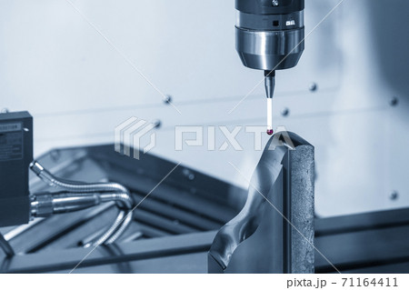 The  CMM machine checking the hi-precision core insert parts . 71164411