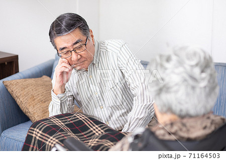 介護イメージ　車椅子　シニア  71164503