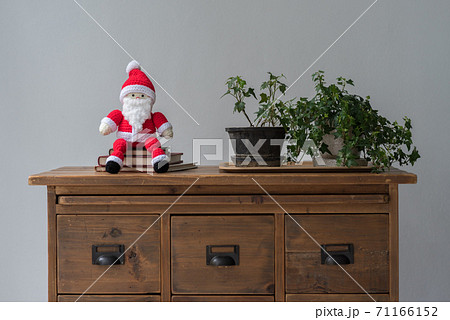 チェストに飾られたサンタクロースの編みぐるみ 71166152