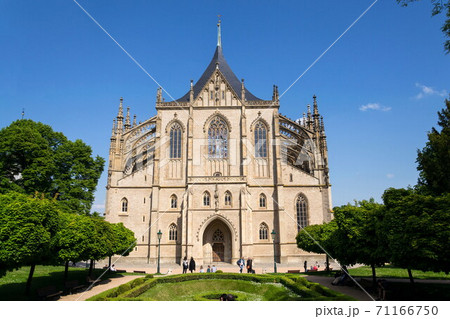 People in front of the roman catholic Saint Barbaras Church in Kutna Hora, Czech Republic 71166750