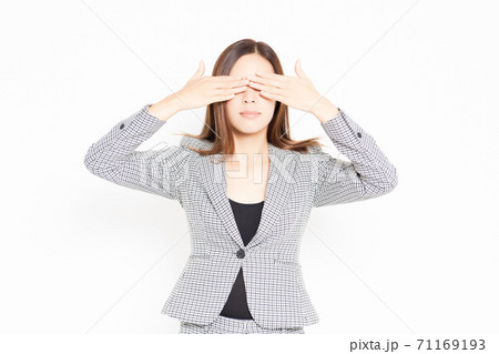目を隠すビジネスウーマンの写真素材