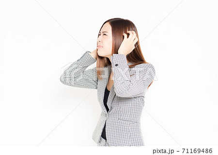 耳を塞ぐビジネスウーマン 71169486