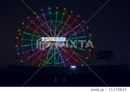 あらかわ遊園の新観覧車 ライトアップ　カラフル　工事中 71170835