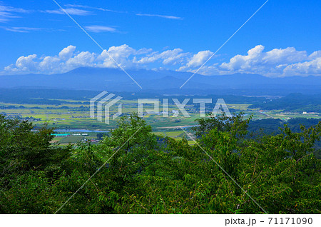 みちのく潮風トレイル　阿武隈山地　四方山から西方の角田市と蔵王山系を見渡す 71171090