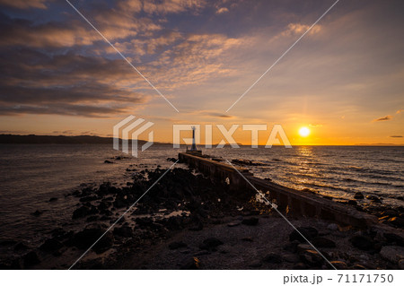 《長崎県 島原半島》瀬詰崎灯台と夕焼け 71171750