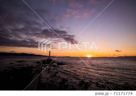 《長崎県 島原半島》瀬詰崎灯台と夕陽の風景 《長崎県 島原半島》瀬詰崎灯台と夕陽の風景 71171774