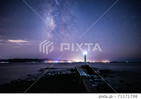 《長崎県 島原半島》瀬詰崎灯台と天の川と星空 71171798