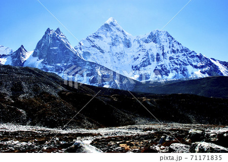 エベレスト街道の名峰　イムジャ川上流から眺めるアマ・ダブラム 71171835