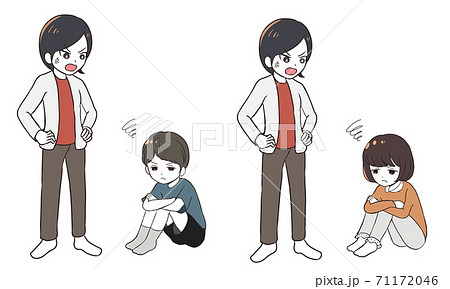 母親に怒鳴られすねる子供 71172046