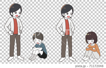 母親に怒鳴られて号泣する子供 71172048