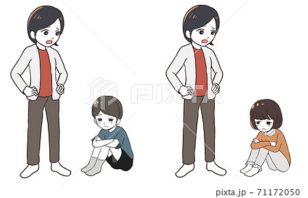 母親にしつけられて泣く子供 71172050