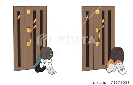 家を閉め出されて落ち込む子供 71172053