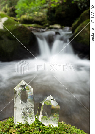 沢をバックに苔の上の水晶の結晶 沢をバックに苔の上の水晶の結晶 71172558