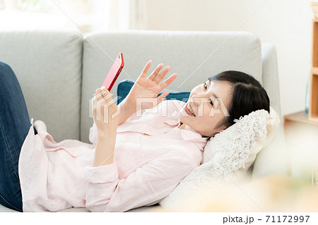スマホを見る女性 71172997